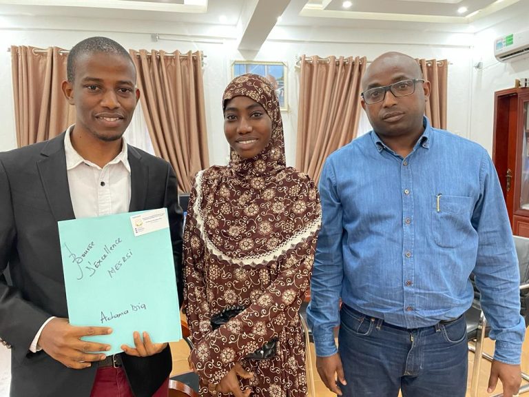 Adama Dia avec le Fondateur et le Directeur de l'Observatoire des Diplômés